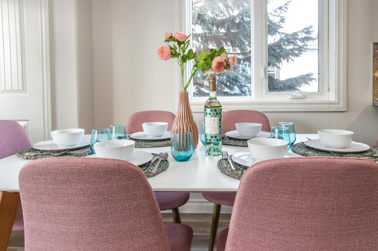 Mediterranean Retreat - King Bed - Fireplace - Jacuzzi - Fast Wi-Fi - Games Room - Free Parking & Netflix Edmonton Ngoại thất bức ảnh