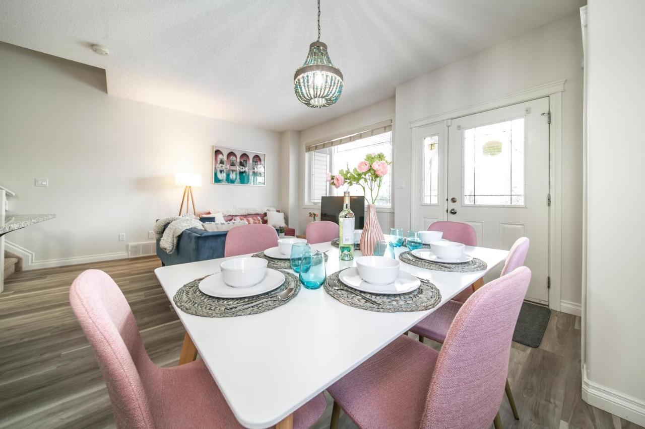 Mediterranean Retreat - King Bed - Fireplace - Jacuzzi - Fast Wi-Fi - Games Room - Free Parking & Netflix Edmonton Ngoại thất bức ảnh