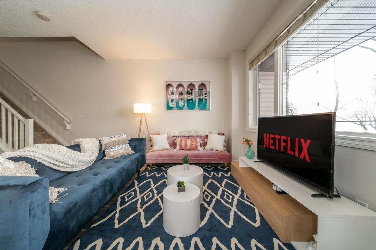 Mediterranean Retreat - King Bed - Fireplace - Jacuzzi - Fast Wi-Fi - Games Room - Free Parking & Netflix Edmonton Ngoại thất bức ảnh