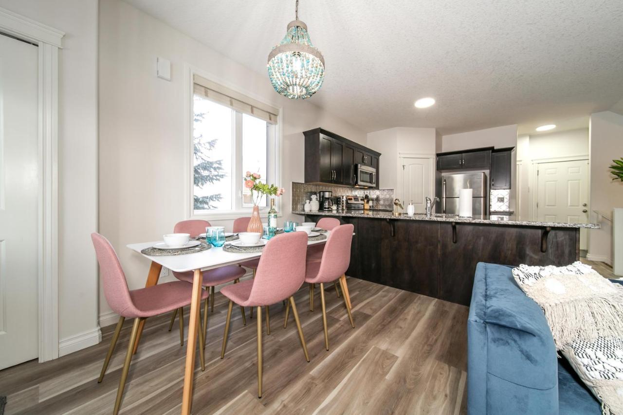 Mediterranean Retreat - King Bed - Fireplace - Jacuzzi - Fast Wi-Fi - Games Room - Free Parking & Netflix Edmonton Ngoại thất bức ảnh