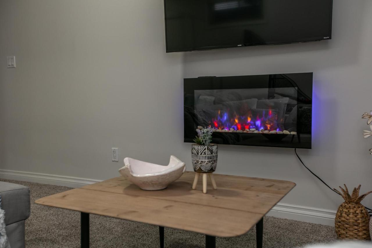 Mediterranean Retreat - King Bed - Fireplace - Jacuzzi - Fast Wi-Fi - Games Room - Free Parking & Netflix Edmonton Ngoại thất bức ảnh