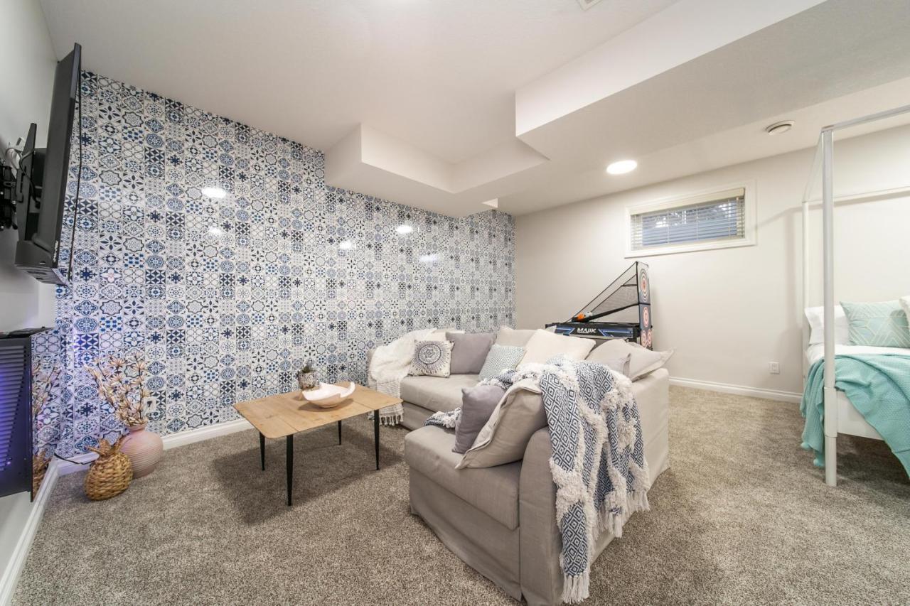 Mediterranean Retreat - King Bed - Fireplace - Jacuzzi - Fast Wi-Fi - Games Room - Free Parking & Netflix Edmonton Ngoại thất bức ảnh