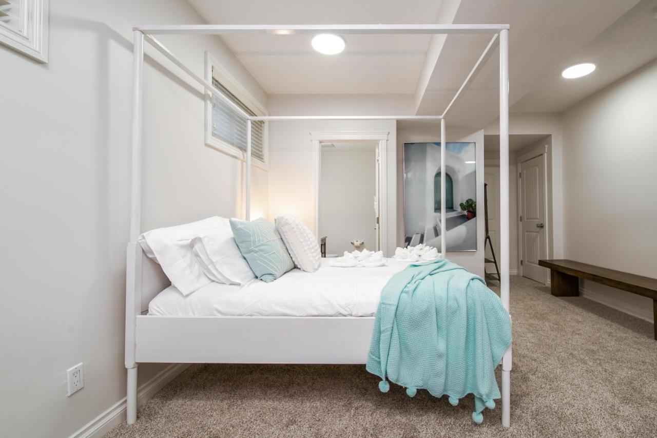 Mediterranean Retreat - King Bed - Fireplace - Jacuzzi - Fast Wi-Fi - Games Room - Free Parking & Netflix Edmonton Ngoại thất bức ảnh