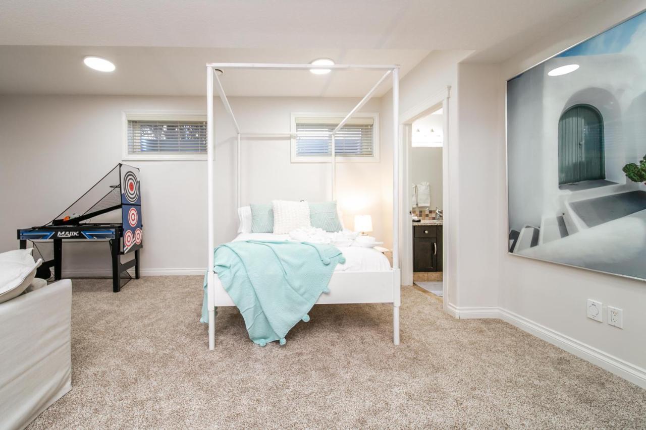 Mediterranean Retreat - King Bed - Fireplace - Jacuzzi - Fast Wi-Fi - Games Room - Free Parking & Netflix Edmonton Ngoại thất bức ảnh
