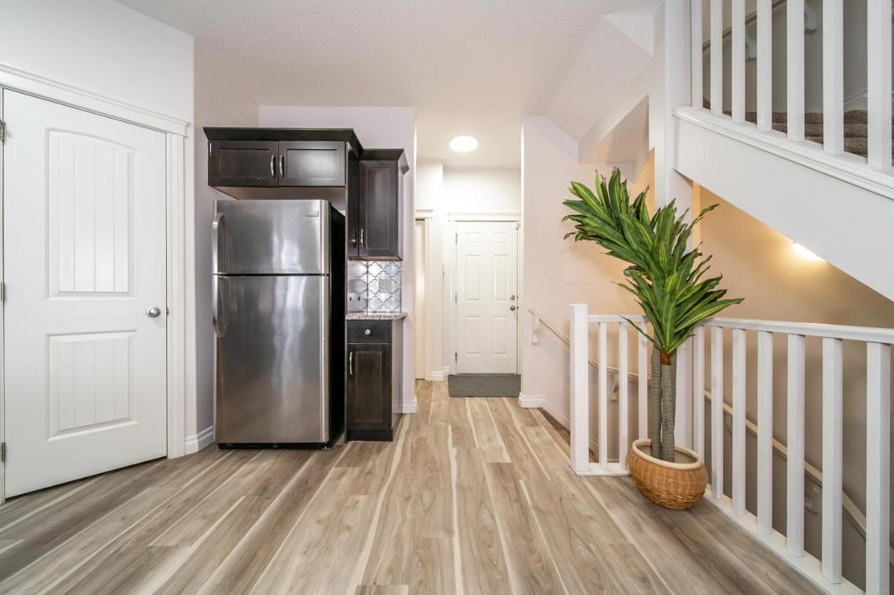 Mediterranean Retreat - King Bed - Fireplace - Jacuzzi - Fast Wi-Fi - Games Room - Free Parking & Netflix Edmonton Ngoại thất bức ảnh
