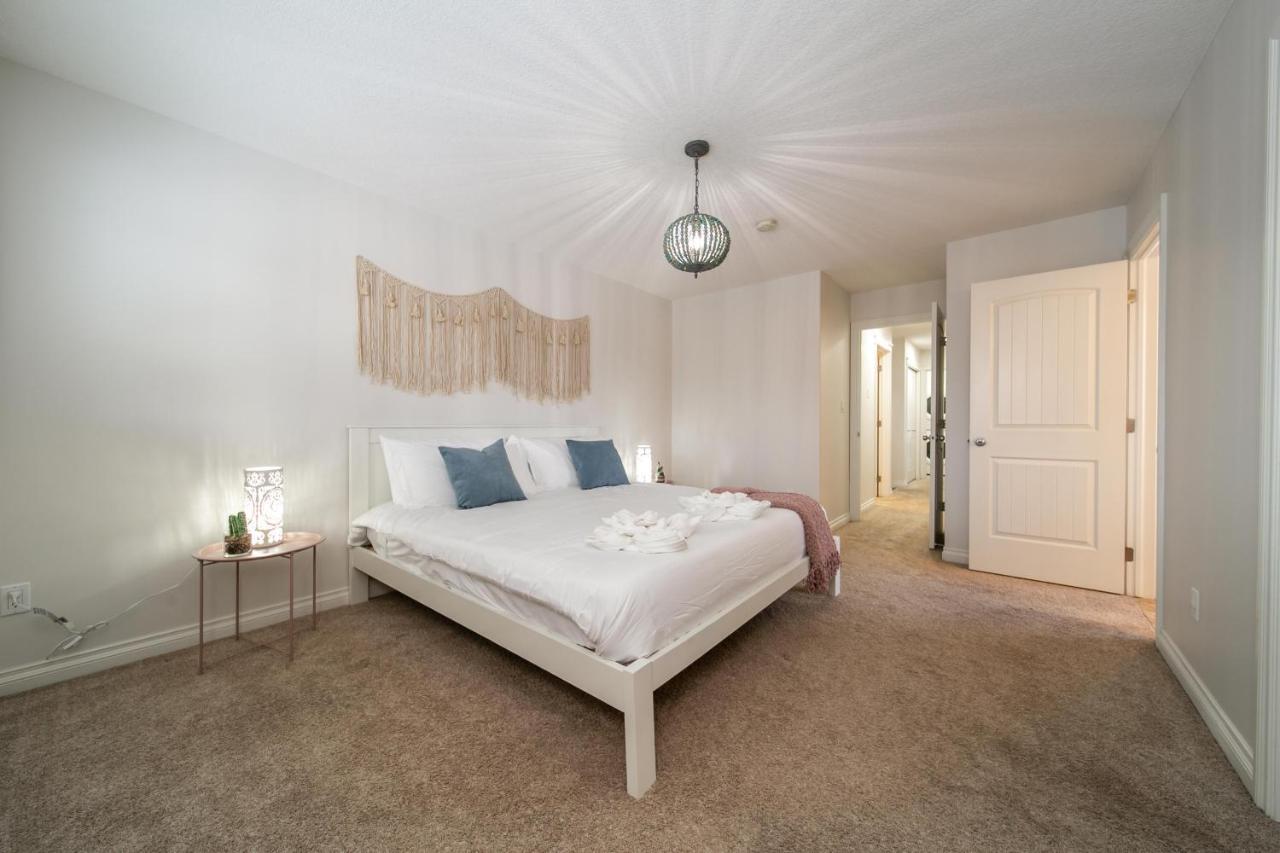 Mediterranean Retreat - King Bed - Fireplace - Jacuzzi - Fast Wi-Fi - Games Room - Free Parking & Netflix Edmonton Ngoại thất bức ảnh