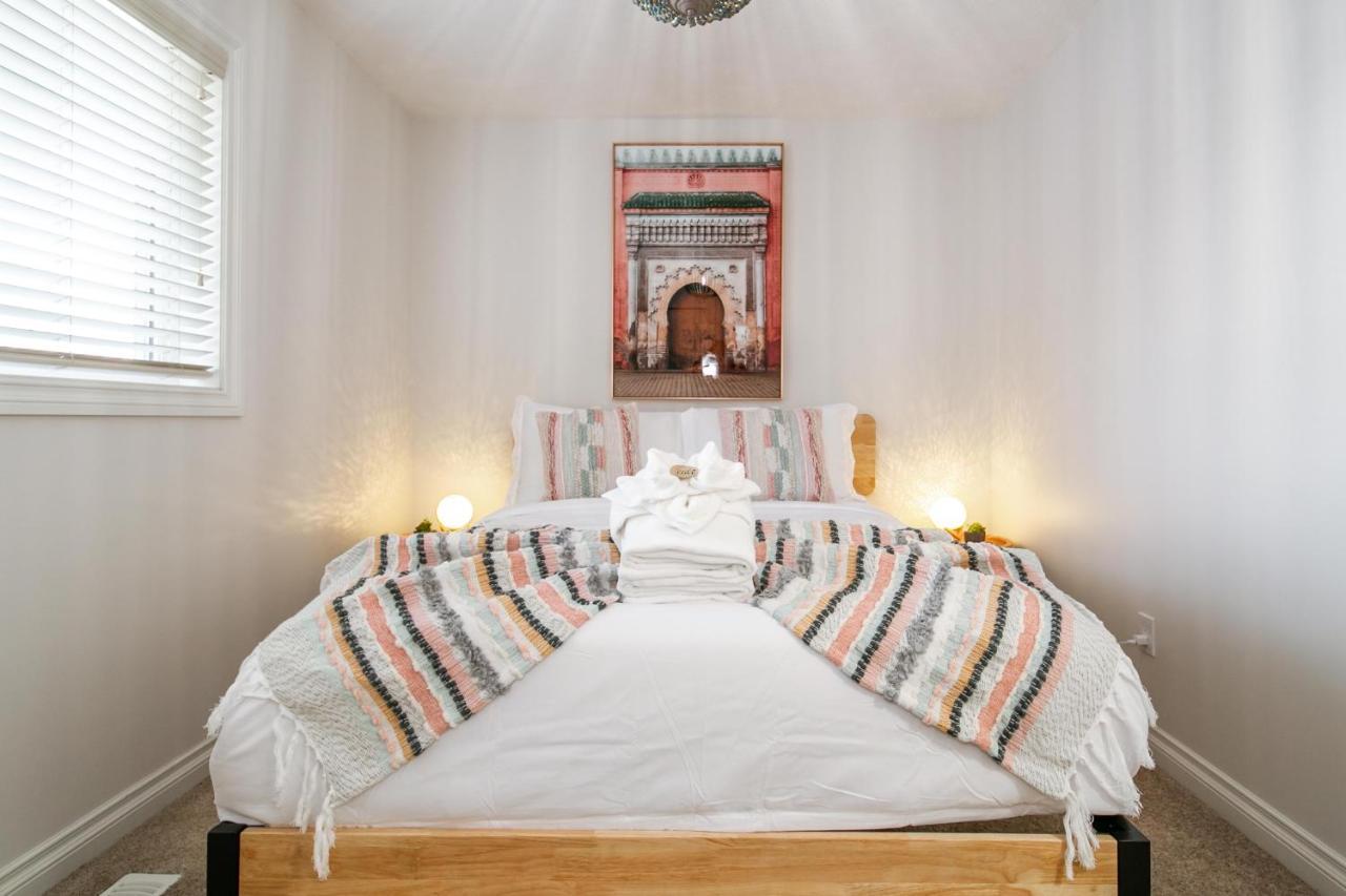 Mediterranean Retreat - King Bed - Fireplace - Jacuzzi - Fast Wi-Fi - Games Room - Free Parking & Netflix Edmonton Ngoại thất bức ảnh