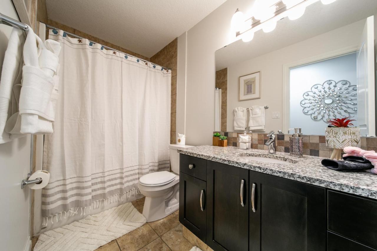 Mediterranean Retreat - King Bed - Fireplace - Jacuzzi - Fast Wi-Fi - Games Room - Free Parking & Netflix Edmonton Ngoại thất bức ảnh
