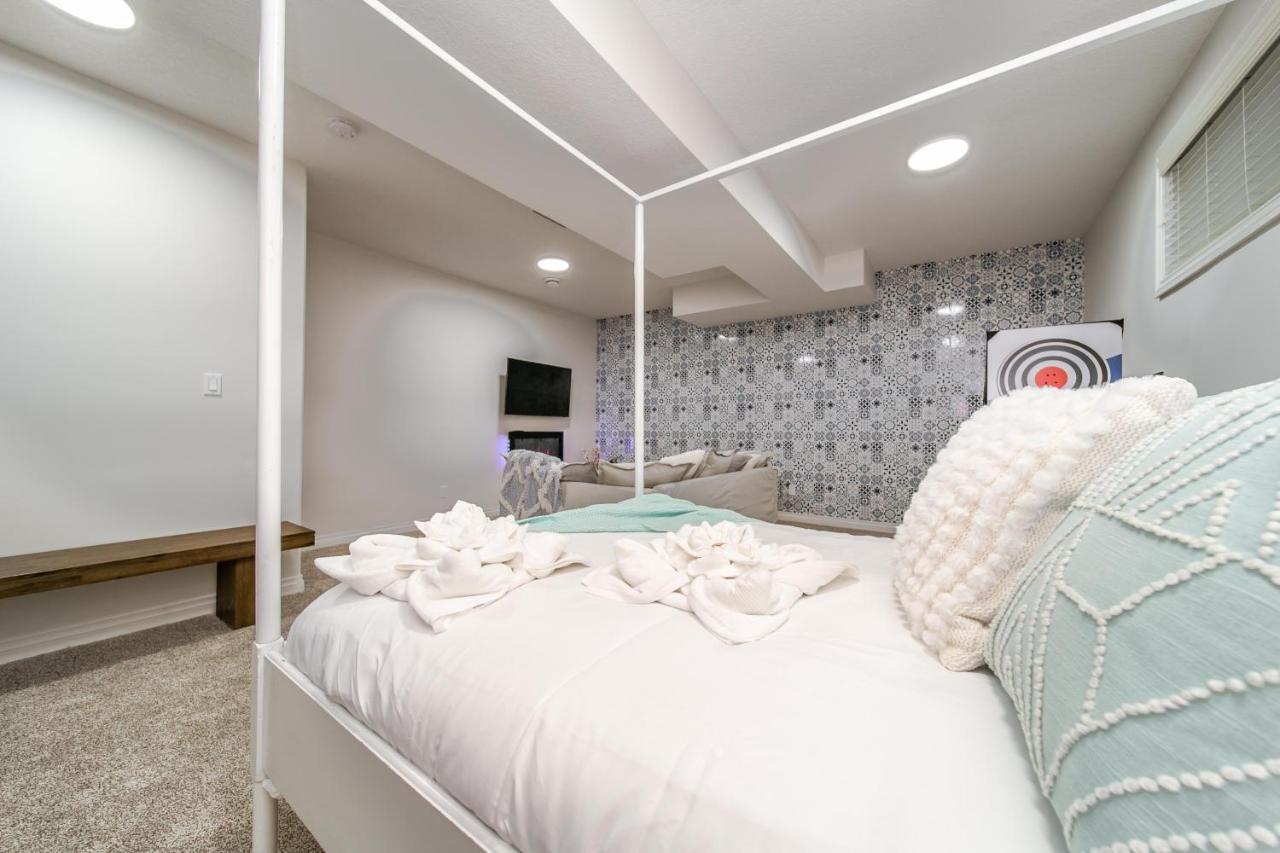 Mediterranean Retreat - King Bed - Fireplace - Jacuzzi - Fast Wi-Fi - Games Room - Free Parking & Netflix Edmonton Ngoại thất bức ảnh