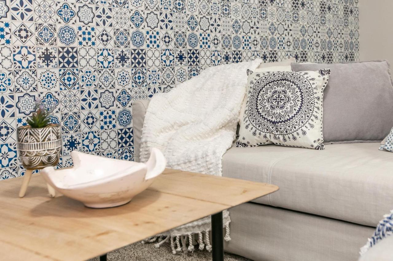 Mediterranean Retreat - King Bed - Fireplace - Jacuzzi - Fast Wi-Fi - Games Room - Free Parking & Netflix Edmonton Ngoại thất bức ảnh