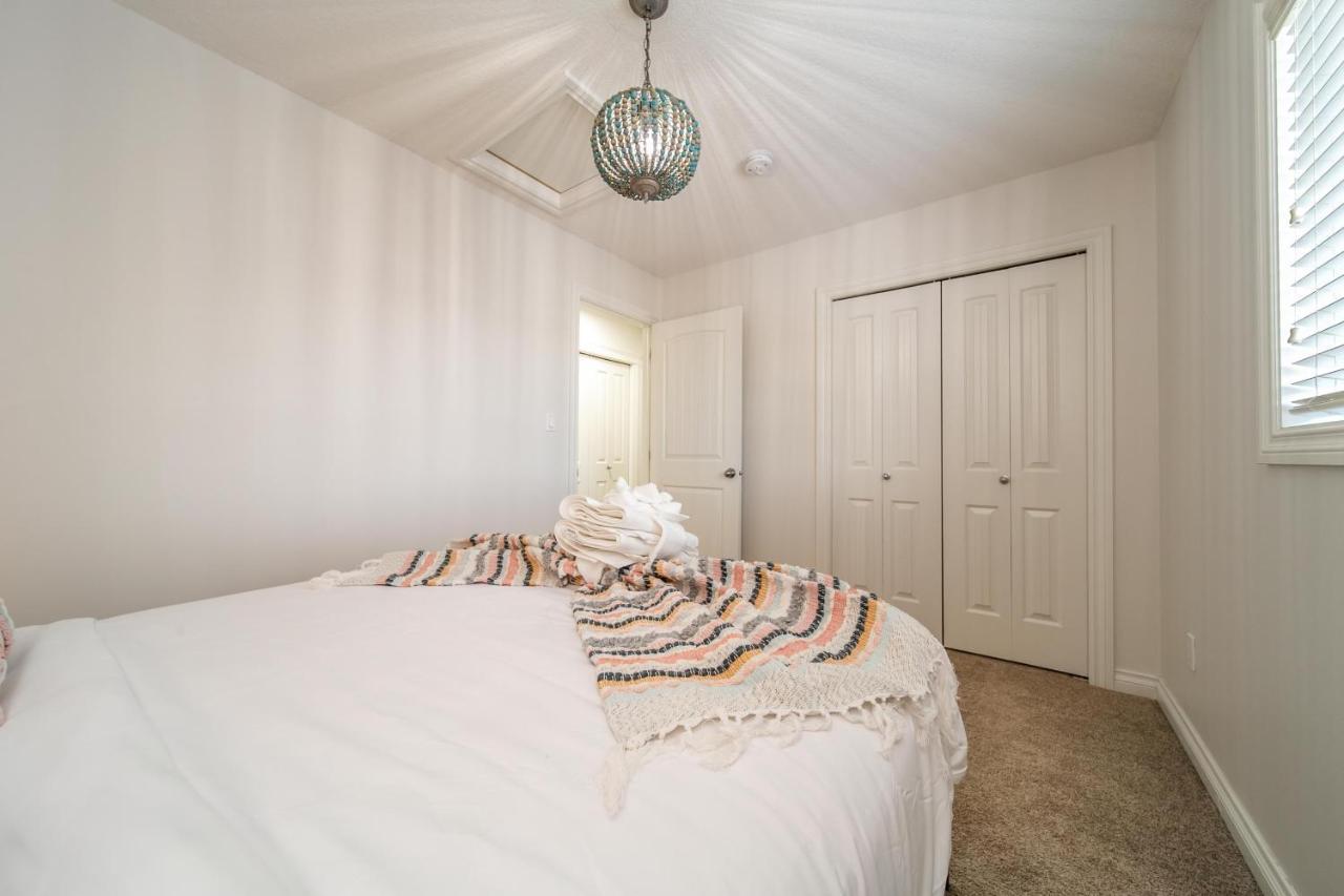 Mediterranean Retreat - King Bed - Fireplace - Jacuzzi - Fast Wi-Fi - Games Room - Free Parking & Netflix Edmonton Ngoại thất bức ảnh