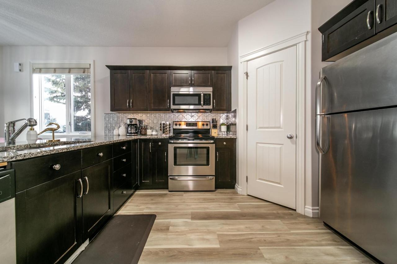 Mediterranean Retreat - King Bed - Fireplace - Jacuzzi - Fast Wi-Fi - Games Room - Free Parking & Netflix Edmonton Ngoại thất bức ảnh