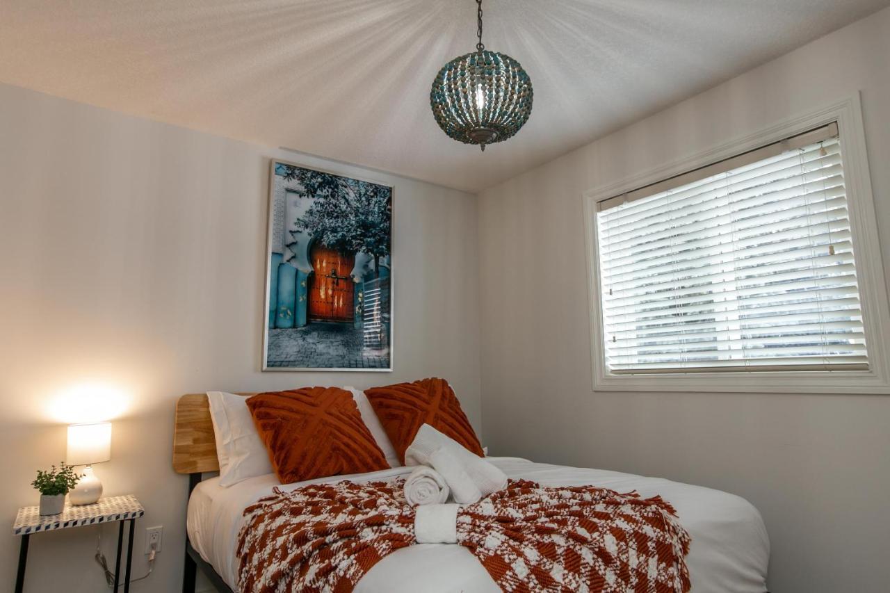 Mediterranean Retreat - King Bed - Fireplace - Jacuzzi - Fast Wi-Fi - Games Room - Free Parking & Netflix Edmonton Ngoại thất bức ảnh
