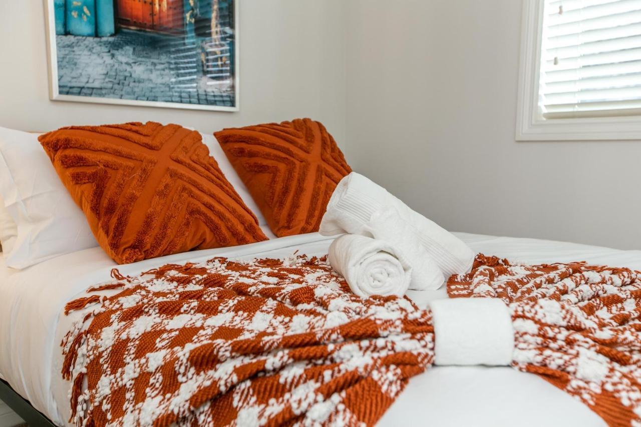 Mediterranean Retreat - King Bed - Fireplace - Jacuzzi - Fast Wi-Fi - Games Room - Free Parking & Netflix Edmonton Ngoại thất bức ảnh