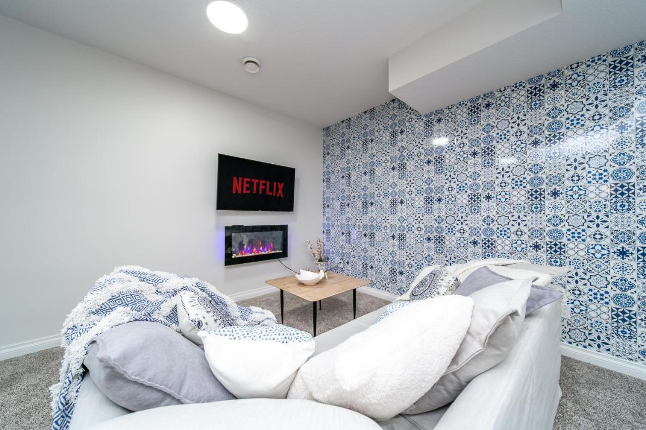 Mediterranean Retreat - King Bed - Fireplace - Jacuzzi - Fast Wi-Fi - Games Room - Free Parking & Netflix Edmonton Ngoại thất bức ảnh