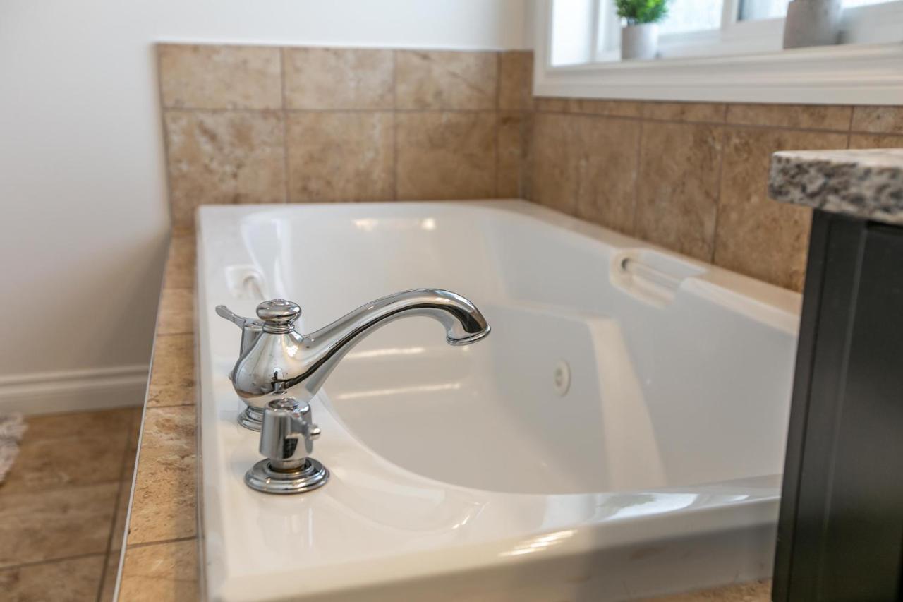Mediterranean Retreat - King Bed - Fireplace - Jacuzzi - Fast Wi-Fi - Games Room - Free Parking & Netflix Edmonton Ngoại thất bức ảnh