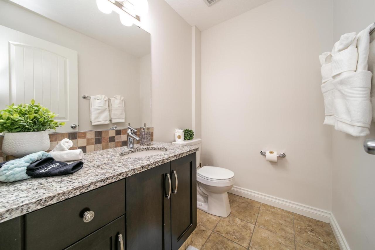 Mediterranean Retreat - King Bed - Fireplace - Jacuzzi - Fast Wi-Fi - Games Room - Free Parking & Netflix Edmonton Ngoại thất bức ảnh