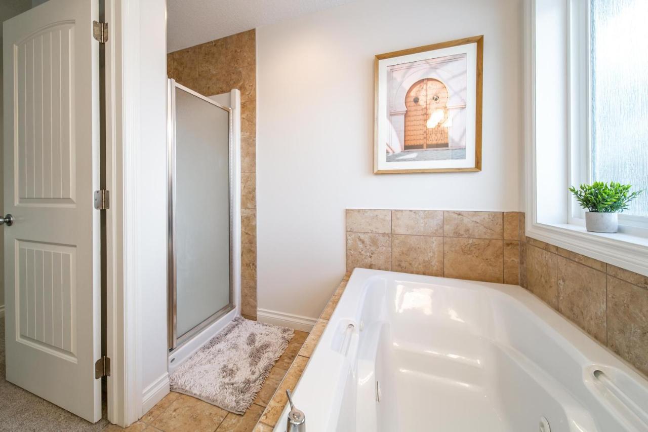 Mediterranean Retreat - King Bed - Fireplace - Jacuzzi - Fast Wi-Fi - Games Room - Free Parking & Netflix Edmonton Ngoại thất bức ảnh
