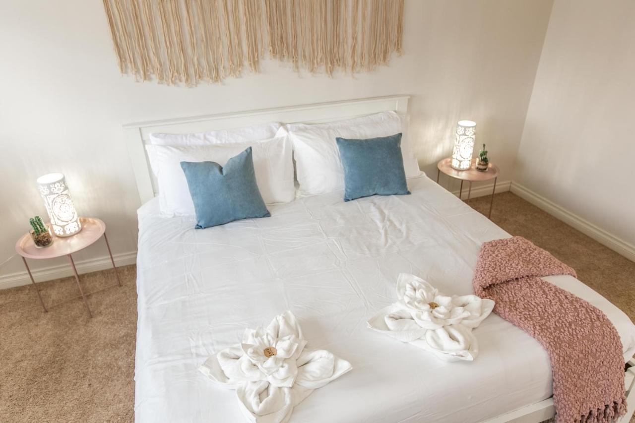 Mediterranean Retreat - King Bed - Fireplace - Jacuzzi - Fast Wi-Fi - Games Room - Free Parking & Netflix Edmonton Ngoại thất bức ảnh